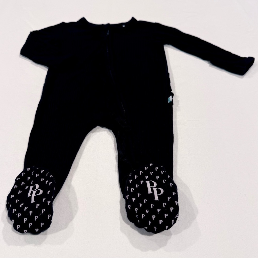 Posh Peanut Ruffled Footie Girls 0-3M Black Zippered Sleeper Pajamas Bamboo - Picture 3 of 9